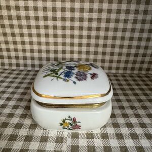Vintage Floral  jewelry music Box with Gold Trim